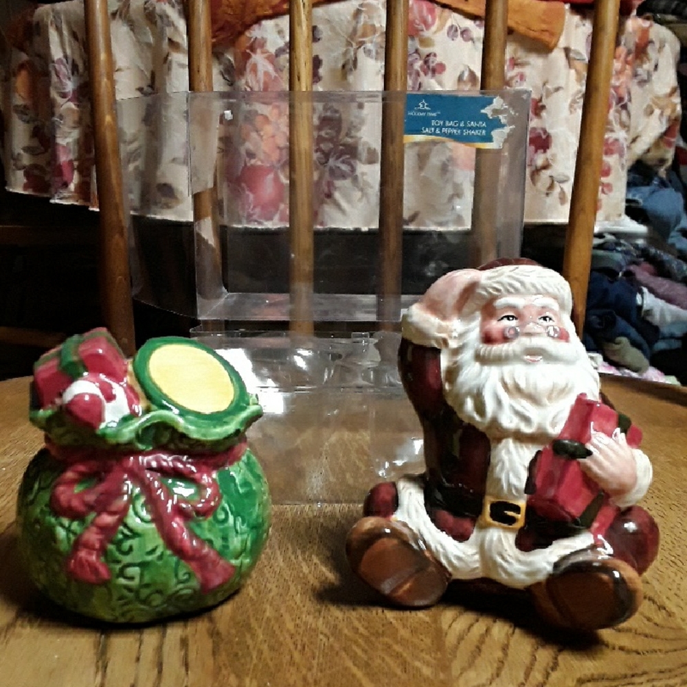 NWT Holiday Time Santa and Gift Bag Salt & Pepper in Red and Green